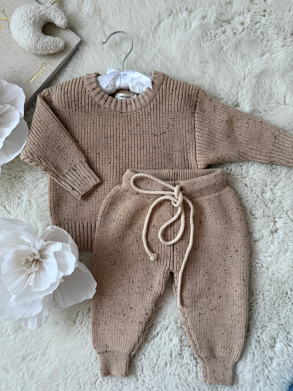 beige gebreide katoenen babyset 