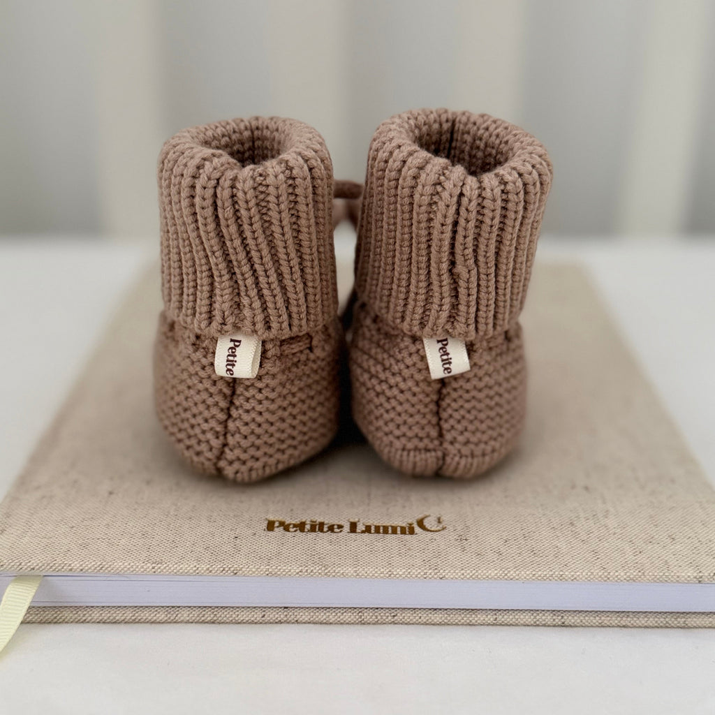 bruine baby slofjes van katoen, baby sokjes