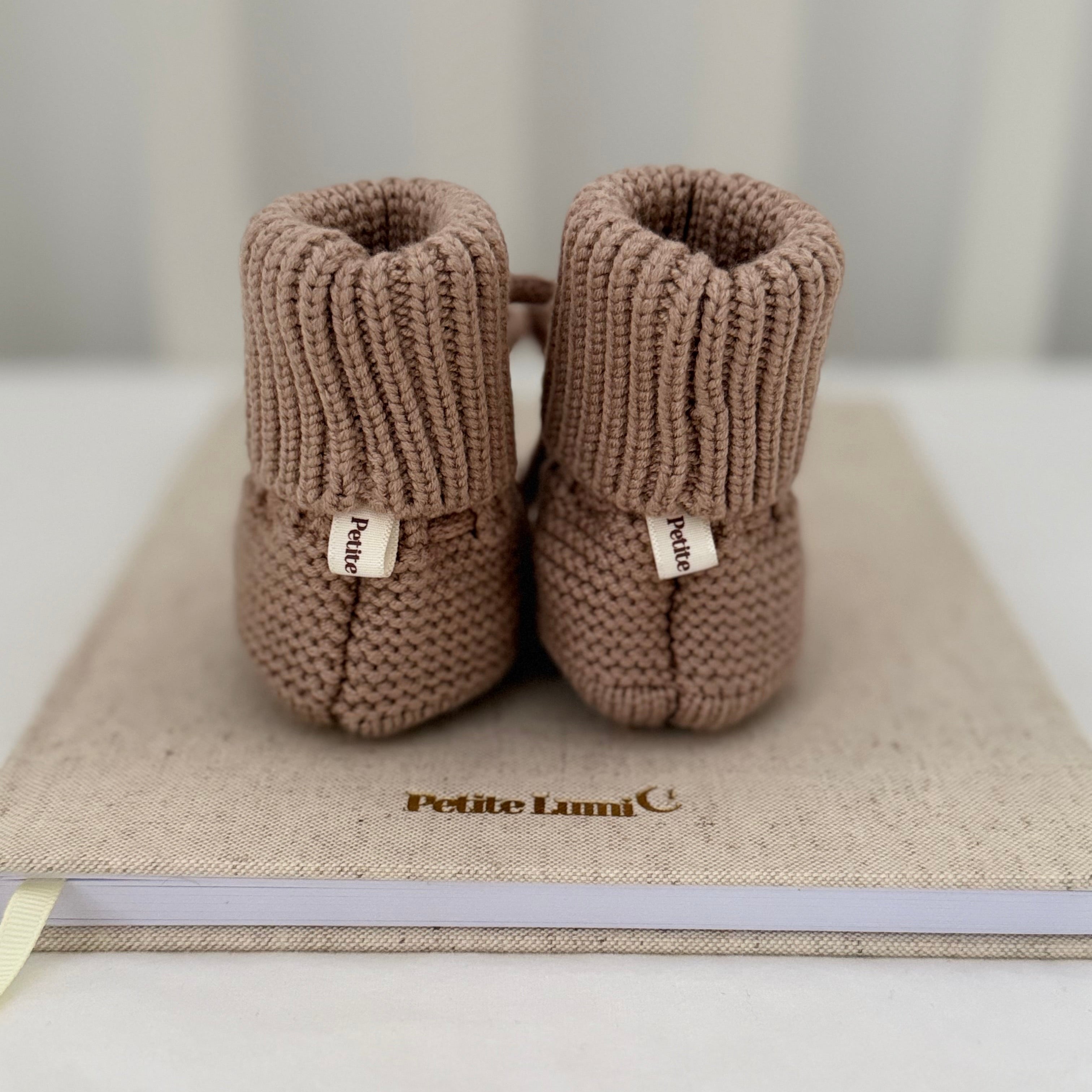 bruine baby slofjes van katoen, baby sokjes